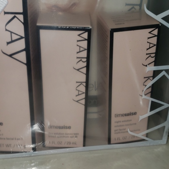 Makeup - Picture 3 of 4